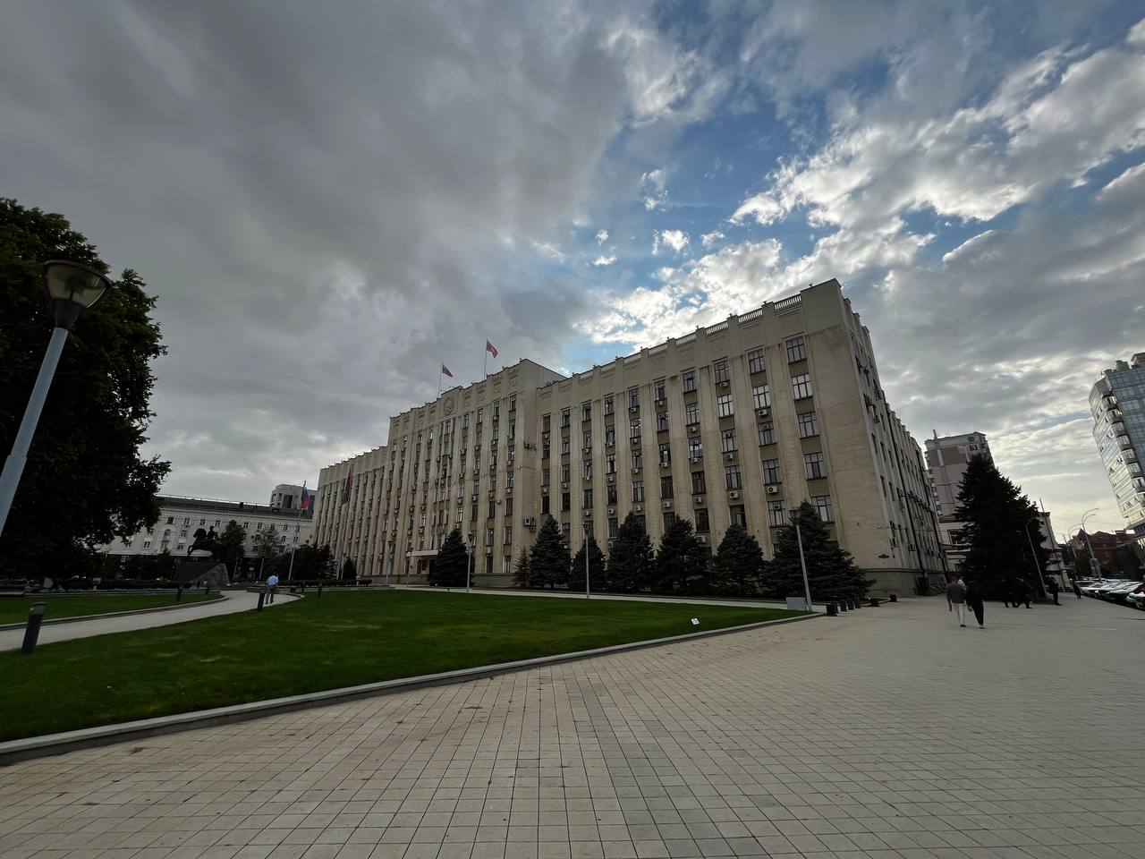 Запрет на работу иностранцев по патентам сохранили в 2026 году на Кубани В Краснодарском крае в следующем году продолжит действовать запрет на привлечение иностранных граждан работающих на основании патентов Соответствующее постановление подписал губернатор региона Вениамин Кондратьев Согласно документу с 1 января 2026 года работодателям запрещено привлекать иностранных граждан по патентам во всех сферах экономической деятельности Ограничения распространяются на весь регион и сохраняют ранее установленный порядок регулирования рынка труда Исключение предусмотрено для строительства масштабных инвестиционных проектов и социально значимых объектов В этих случаях запрет начнет действовать с 1 марта 2026 года что позволит завершить текущие этапы работ и скорректировать кадровые планы В администрации региона отмечают что мера направлена на поддержание сбалансированной структуры трудовых ресурсов и приоритетное трудоустройство граждан РФ Телеканал Краснодар в MAX Написать нам