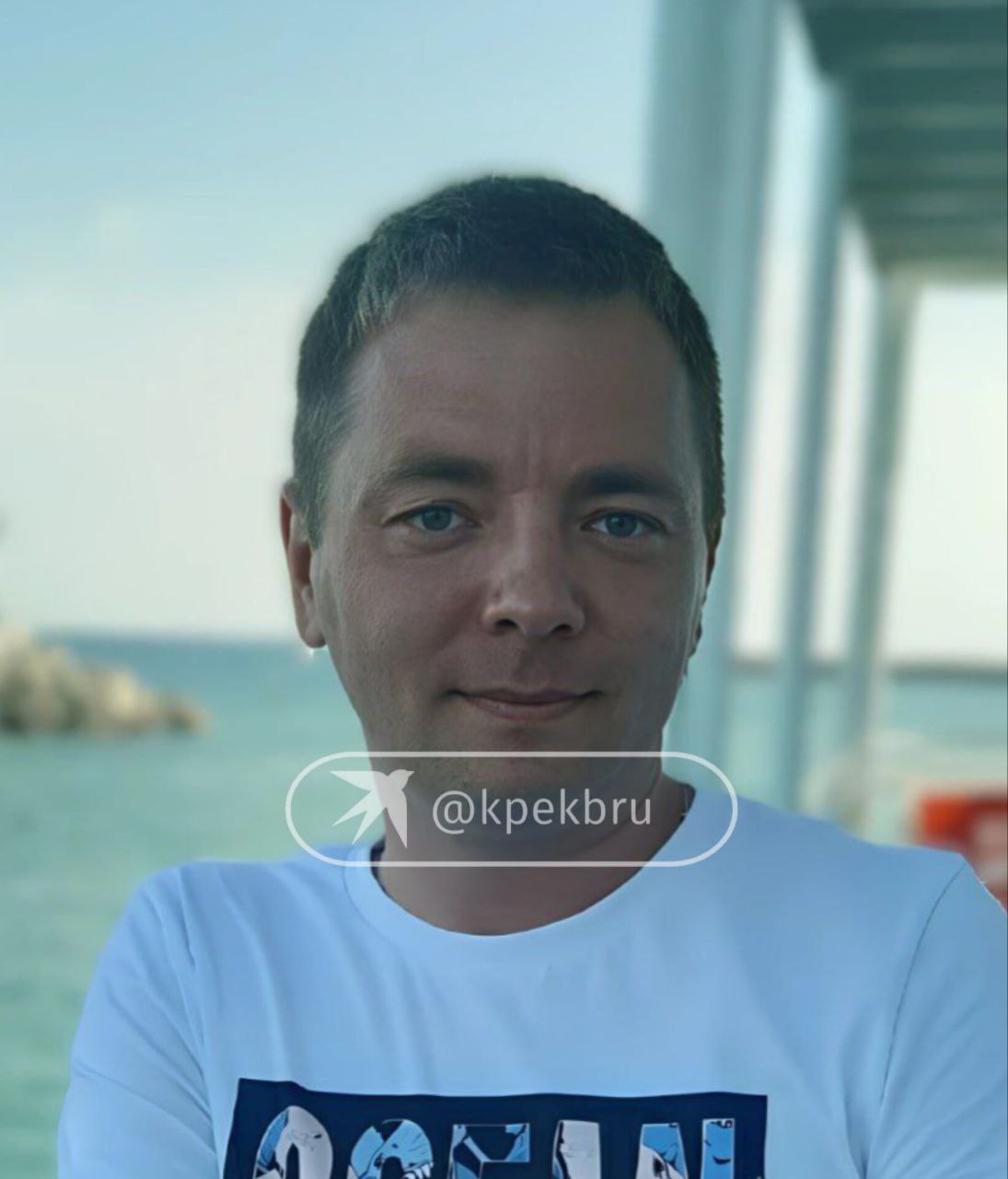 Загадочно пропавшего в Екатеринбурге мужчину нашли мертвым Волонтеры ЛизаАлерт остановили поиски 38 летнего Марата Гайнетдинова пропавшего 28 сентября При этом знакомые мужчины сообщают что он погиб С Маратом была знакома лично Он был очень хорошим человеком и коллегой рассказала КП Екатеринбург бывшая коллега Его нашли в 70 километрах в стороне Верхотурья Марата убили и сейчас идет следствие Есть мнение что до трагедии он поругался с другом В ночь с 27 на 28 сентября мужчина был в Верхотурье у своего знакомого утром 28 сентября выехал на своем красном Peugeot 107 обратно в Екатеринбург но ни дома ни на работе так и не появился В поисковом отряде ЛизаАлерт сообщили что подтверждения что мужчину нашли нет В СК воздерживаются от комментариев по поводу ситуации   Подпишись на КП Екатеринбург Мы в Max