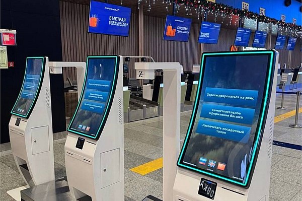 Аэрофлот и Шереметьево запустили 10 новых киосков саморегистрации на внутренних рейсах Авиакомпания Аэрофлот и аэропорт Шереметьево запустили 10 новых киосков саморегистрации на внутренних рейсах Они расположены в Терминале B Об этом сообщает AVIA RU со ссылкой на данные пресс службы Аэрофлота Как отмечают в авиакомпании теперь пассажирам еще удобнее регистрироваться на внутренние рейсы Аэрофлота и авиакомпании Россия Новые стойки саморегистрации расположены в начале зала регистрации перед основными стойками регистрации класса Эконом и Drop Off Пройти самостоятельную регистрацию могут путешественники которые летят как с ручной кладью так и с багажом aviaru net n290692