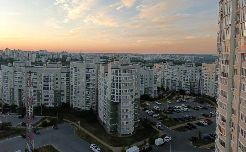 Белгородский рынок аренды показал рост цен на «двушки» и «трешки» По итогам апреля 2025 года Белгород оказалась в числе российских городов с наибольшим ростом стоимости аренды двух- и трехкомнатных квартир на фоне снижения цен на съемное жилье практически по всей стране. К такому выводу пришли аналитики федерального портала «Мир квартир». Так, в Белгороде аренда двухкомнатной квартиры поднялась на 10,8% 22,8 тыс. руб. в месяц , и показала наибольший рост среди крупнейших городов.Трехкомнатные квартиры в Белгороде прибавили в цене на 7,5%, до 29 тыс. руб.