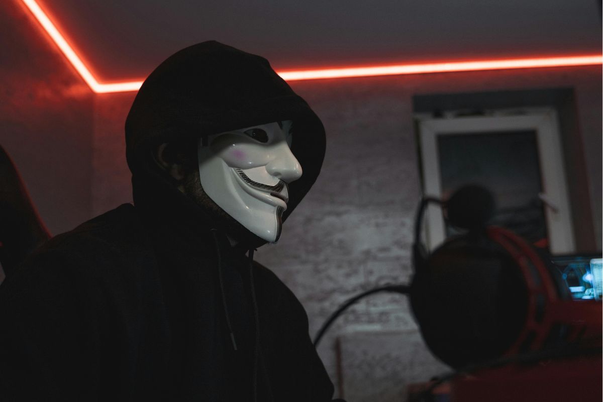 Телефонные мошенники придумали новую схему На этот раз с похищением детей В милицию обратилась минчанка которой сообщили о похищении ее 15 летней дочери Женщине прислали фото ребенка и комнаты квартиры и требовали перевести деньги на криптокошелек При этом ребенка в доме действительно не было Саму девочку мошенники вынудили поехать за город отключить телефон и достать из него SIM карту во избежание прослушки Уже настоящие оперативники нашли школьницу в загородном кафе  Подробнее