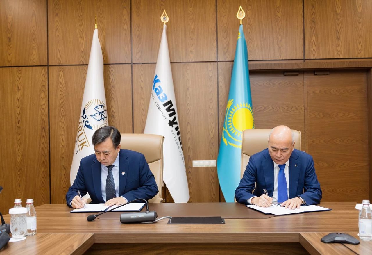 CNOOC заходит в Казахстан с истоков Китайская CNOOC впервые заходит в Казахстан с инвестициями, начиная именно с проекта геологоразведки на месторождении "Жылыой". "Казмунайгаз" и CNOOC подписали соглашения о совместной деятельности и финансировании проекта. Документы закрепляют стратегическое партнерство и условия совместной реализации нового проекта недропользования "Жылыой", расположенного в транзитной зоне северо-восточной части Каспийского моря, сообщает казахстанская компания. Компании будут реализовывать проект на паритетной основе 50/50, при этом финансирование разведочного периода обеспечит CNOOC. В ходе геологоразведочных работ планируется провести: сейсморазведку 3D полевые работы, обработка и интерпретация 400 кв.км , переобработку исторических данных 2D 400 пог. км, бурение одной надсолевой разведочной скважины независимый этап глубиной 2000 м. В зависимости от результатов полученных данных 3D сейсморазведки, бурение одной подсолевой разведочной скважины зависимый этап глубиной 4500 м. Объем инвестиций китайской стороны не уточняется. "Казмунайгаз" ранее оценивал геологический ресурсный потенциал участка недр в свыше 185 млн тонн нефти.