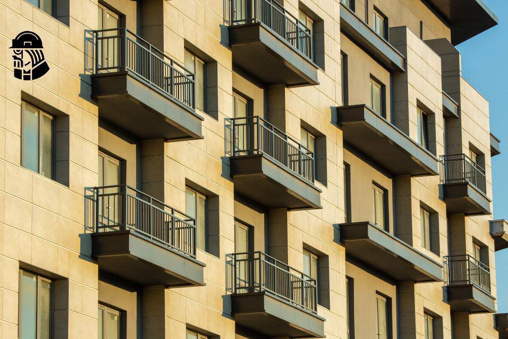 Токсичные квартиры пожилые собственники создают риски для покупателей В России увеличивается количество токсичных квартир которые стало сложно продать из за возраста их владельцев Управляющий партнер Агентства Генератор недвижимости Константин Анохин сообщил что риелторы все чаще отказываются от работы с жильем принадлежащим женщинам старше 60 лет Покупатели опасаются таких сделок называя ситуацию бабка террор так как существует высокий риск потерять квартиру через суд Проблема возникла из за громких случаев когда пожилые продавцы заявляли что продали жильё под давлением мошенников и сделки признавались недействительными Ситуацию осложняет то что титульное страхование не защищает от рисков связанных с уголовными делами о мошенничестве Анохин считает что решение в разработке нового страхового продукта который сможет защитить обе стороны сделки kvadratnymaster