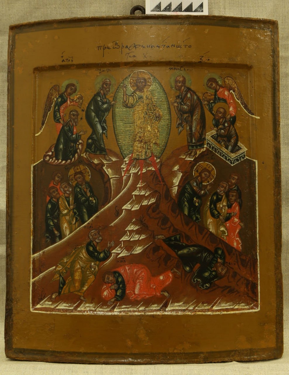 искусствореставрации в Псковском музее За 3 квартала 2025 года в Псковском музее заповеднике силами 10 специалистов отреставрировано 236 предметов Большой объем и разносторонность фондов музея требуют различных специализаций реставрация ведется по направлениям темперной и монументальной живописи графики и книжных памятников ткани и металла На протяжении последних недель мы рассказывали о наиболее интересных работах музейных реставраторов Картина Бориса Смирнова Солнечный день Печной изразец Энколпион Рисунок Александра Харшака Поганкины палаты Икона Преображение Превентивная реставрация книг Узнать больше о работе реставраторов вы можете в выпуске Скорей в музей VK Video