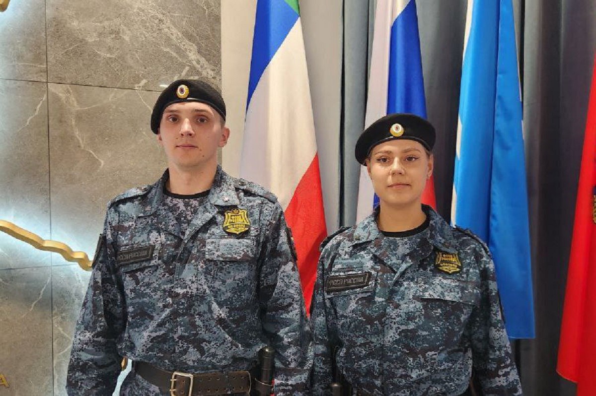 Судебные приставы разняли драку в центре Красноярска Все произошло утром 20 июня на проспекте Мира. Двое сотрудников специализированного отделения судебных приставов, среди которых была девушка, возвращались с рейда и заметили, как четверо мужчин выясняли отношения с помощью кулаков и нецензурной брани. Сотрудники ведомства вмешались в конфликт и прекратили потасовку. Они разняли горожан и задержали их до приезда полиции и скорой помощи, так у участников драки были травмы и ссадины. ГУФССП края