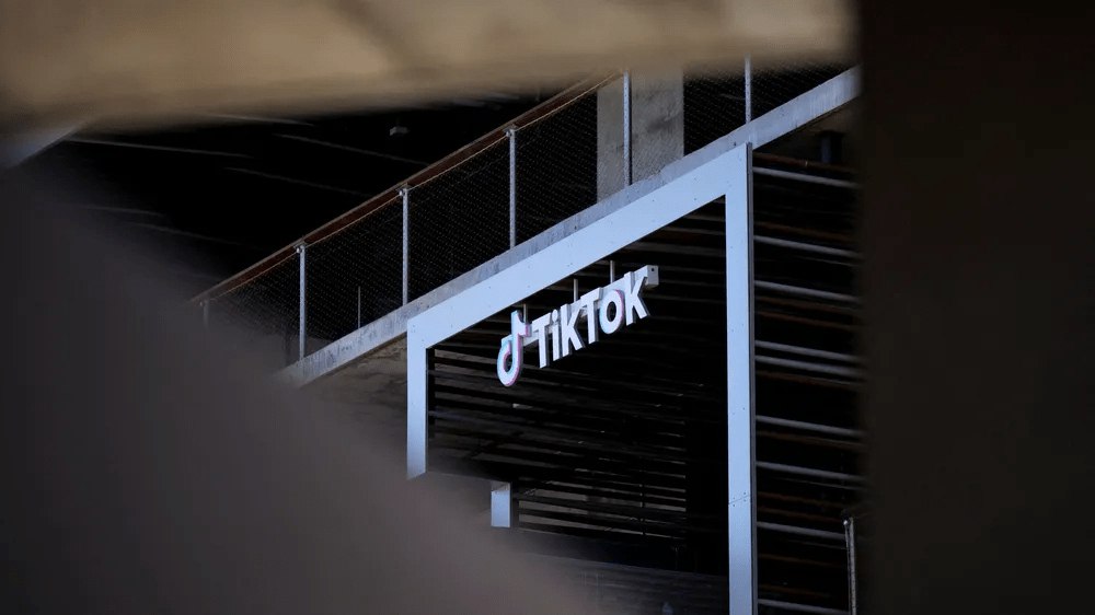 Дональд Трамп подпишет дополнительный указ, чтобы отложить запрет TikTok в США ещё на 90 дней, сообщил Белый Дом. Это уже третья отсрочка. Она нужна, чтобы «закрыть сделку» по продаже американской части сервиса vc.ru/services/2049176