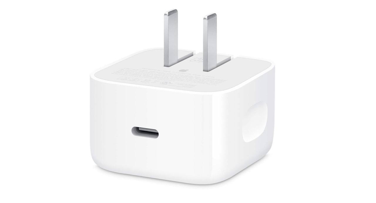 Apple представила новый аксессуар для своих смартфонов интеллектуальный адаптер Dynamic Power Adapter мощностью 40 Вт Его главная особенность в том что он способен кратковременно выдавать до 60 Вт чего раньше в зарядках для iPhone не было Главный акцент сделан на iPhone 17 с его помощью смартфон можно зарядить наполовину всего за 20 минут Для iPhone Air процесс займёт около получаса Встроенная система Dynamic Power сама регулирует подачу энергии в зависимости от устройства и стадии зарядки Компактный адаптер весит меньше аналогов оснащён складными контактами и удобно помещается даже в маленький чехол для аксессуаров Apple оценила новинку в 40 почти вдвое дороже решений Anker но в более миниатюрном формате и с умной системой распределения мощности Важно учитывать нюанс максимальная отдача в 60 Вт доступна только кратковременно и лишь при зарядке одного устройства Для ноутбуков адаптер не подойдёт его пределом остаются последние модели iPhone При подключении двух гаджетов он распределяет энергию автоматически Кабель традиционно продаётся отдельно appleinside apple appleinside iphoneair iphone17