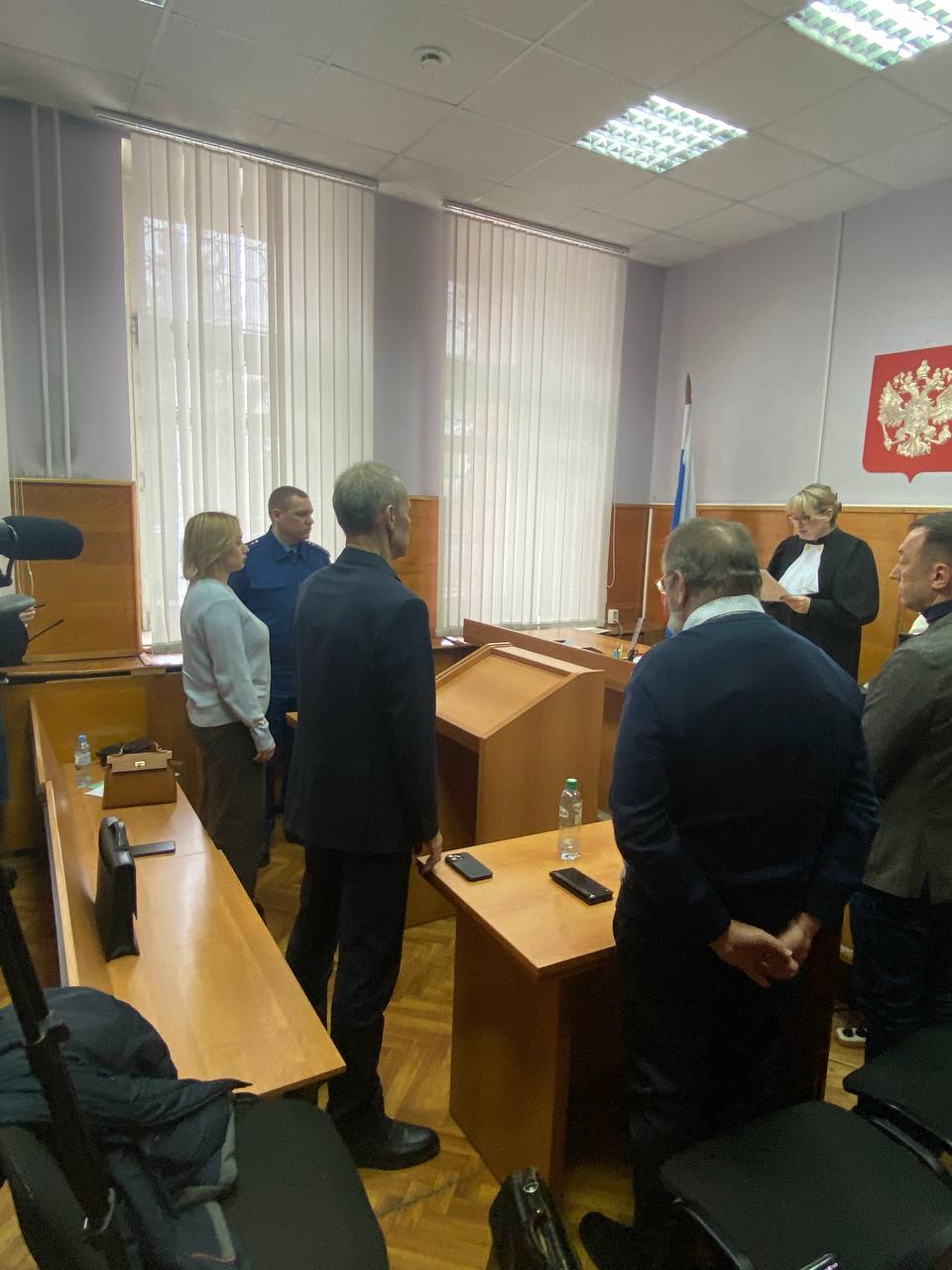 Верх Исетский районный суд продлил до 15 мая домашний арест бывшему вице губернатору Свердловской области Олегу Чемезову Мерой пресечения ему запрещено покидать квартиру в Тихвине без письменного разрешения следователя пользоваться телефоном и интернетом получать посылки и письма а также общаться с другими фигурантами уголовного дела Сам Чемезов просил суд изменить мер пресечения на запрет определенных действий Только в конце декабря бывший вице губернатор вышел из СИЗО Верх Исетский районный суд Мы в Max Мы в VK Мы в Дзен