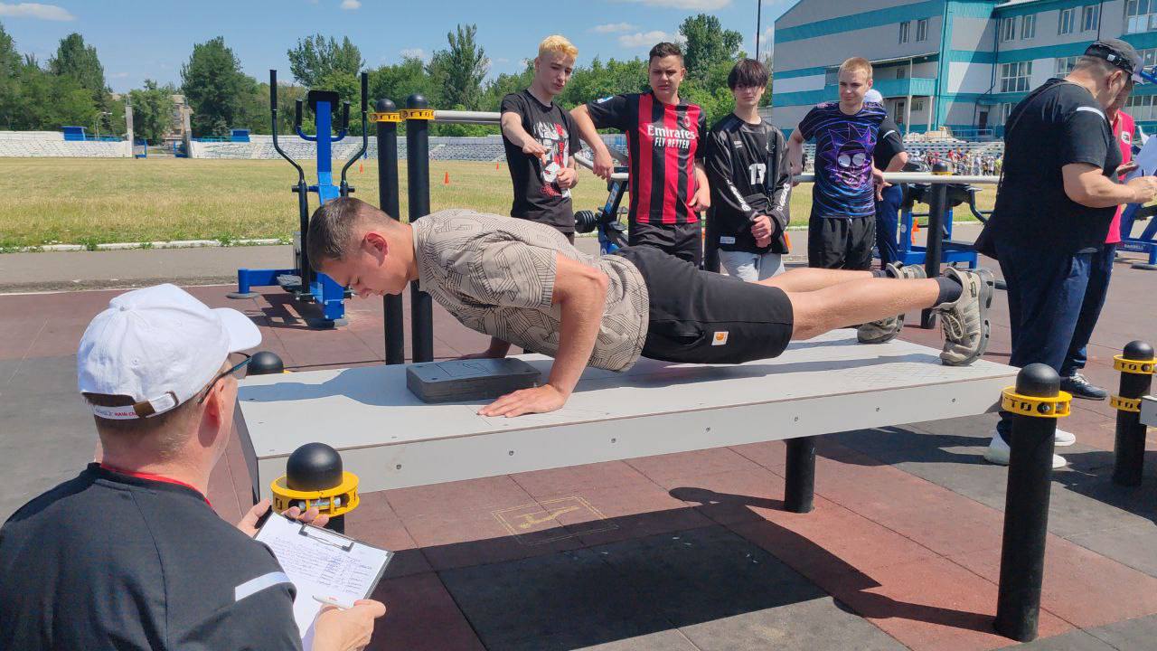 За три недели в месячнике «Спортивный Донбасс» приняли участие более 50 тысяч человек Мероприятия проходят в парках, зеленых зонах и пришкольных лагерях, а всего в июне будет проведено 400 спортивных событий. Об этом рассказал Глава ДНР Денис Пушилин в ходе прямой линии. Он дополнил, что в Республике развивают более 90 спортивных дисциплин, а также активно восстанавливается спортивная инфраструктура: в прошлом году отремонтировали 31 объект, в текущем - откроют еще 22. Знаковым событием стало подписание на ПМЭФ соглашения с "Аэрофлотом" о спонсорской поддержке академии ФК "Шахтер". Эти средства позволят улучшить условия подготовки юных футболистов, закупить современную экипировку и инвентарь. Фото: телеграм-канал Главы ДНР Дениса Пушилина