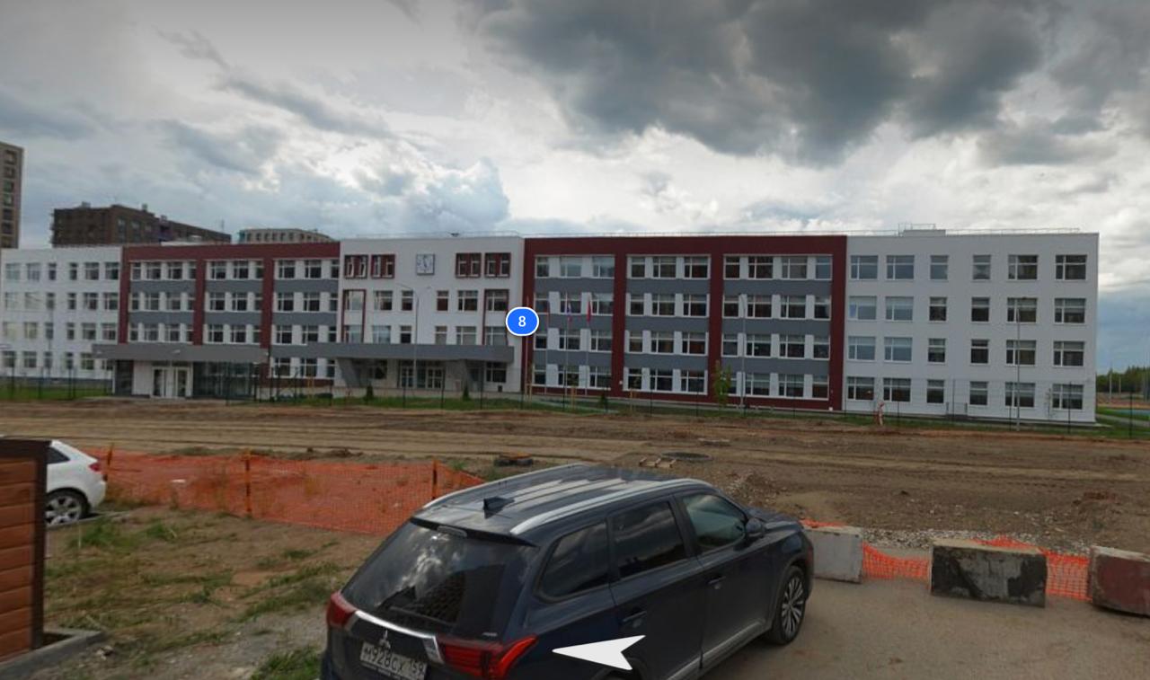 В пермском ЖК «Погода» десятки детей не смогут пойти в ближайшую школу — в лицее №10 закончились места. Несмотря на расширение приёма с 200 до почти 300 учеников, многим семьям отказали в зачислении в первый класс. Родители подали заявления через портал Госуслуг вовремя, но детям предложили начинать учебу в школах далеко от дома. При этом жилой комплекс продолжает активно расти — в каждой новостройке насчитывается около двух тысяч квартир, и проблема будет только усугубляться. Деловые новости и политика Перми — подписаться