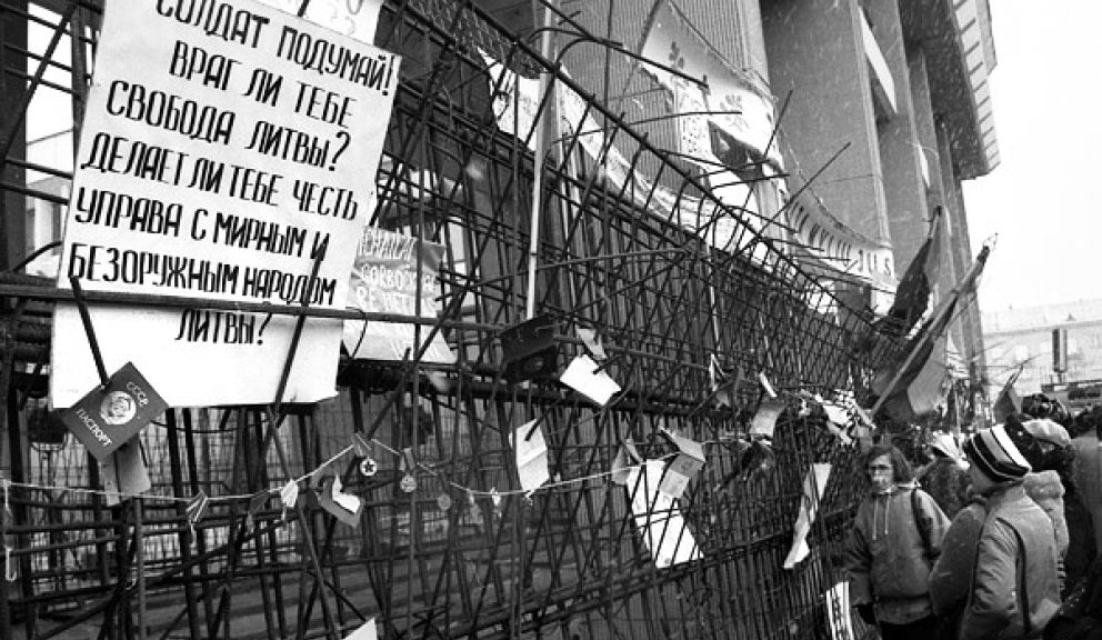  А в Прибалтийском стационаре всё стабильно. Пишут, что Верховный суд Литвы собрался судиться с… Михаилом Горбачевым. Первого и последнего президента СССР собираются привлечь за события 13 января 1991 года. Тогда сторонники «независимой» Вильни бросили «мирных протестующих» на советскую армию, в результате чего по заявлениям литовской стороны погибли 15 человек, около 900 пострадали. В ближайшее время Верховный суд Литвы собирается начать рассмотрение по этому делу. На самом деле затея принадлежит не столько Литве, сколько отдельным ее гражданам. Родственники одного из погибших через 30 лет решили предъявить Горбачеву требование возместить моральный ущерб. Прислать новость
