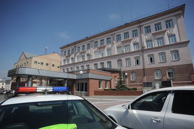 В Магнитогорске полицейские задержали мужчину, укравшего у новой знакомой золотые украшения В дежурную часть поступило сообщение от 45-летней жительницы города. Женщина сообщила о том, что в сети Интернет познакомилась с мужчиной, который оказывал ей знаки внимания. Через некоторое время она пригласила мужчину к себе в гости, а после того как он ушел, обнаружила пропажу своих золотых украшений – золотой цепочки и кулона на общую сумму более 80 тысяч рублей. Сотрудники уголовного розыска районного отдела установили и задержали подозреваемого в совершении преступления. Им оказался не имеющий постоянного места работы и ранее уже привлекавшийся к уголовной ответственности 45-летний житель Магнитогорска. Находясь у потерпевшей дома, он убедился, что за ним никто не наблюдает, и похитил ювелирные изделия. В отношении подозреваемого возбуждено уголовное дело. #мвд74 #полиция74 #ПолицияЧелябинскойобласти #Магнитогорск