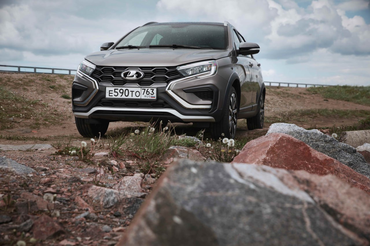 АвтоВАЗ предупредил о повышении цен Глава компании Максим Соколов заявил о необходимости индексации цен на автомобили Lada Как пишет ТАСС заявление прозвучало в кулуарах форума Транспорт России Максим Соколов напомнил что в последний раз цены корректировались почти год назад в январе 2025 го По его словам ситуация на рынке изменилась в том числе за счёт роста импорта и демпинга со стороны китайских производителей поэтому цены необходимо привести в соответствие с реальной себестоимостью Примечательно что в начале октября глава АвтоВАЗа заявлял об отсутствии планов повышать цены Наша группа в VK подписывайтесь