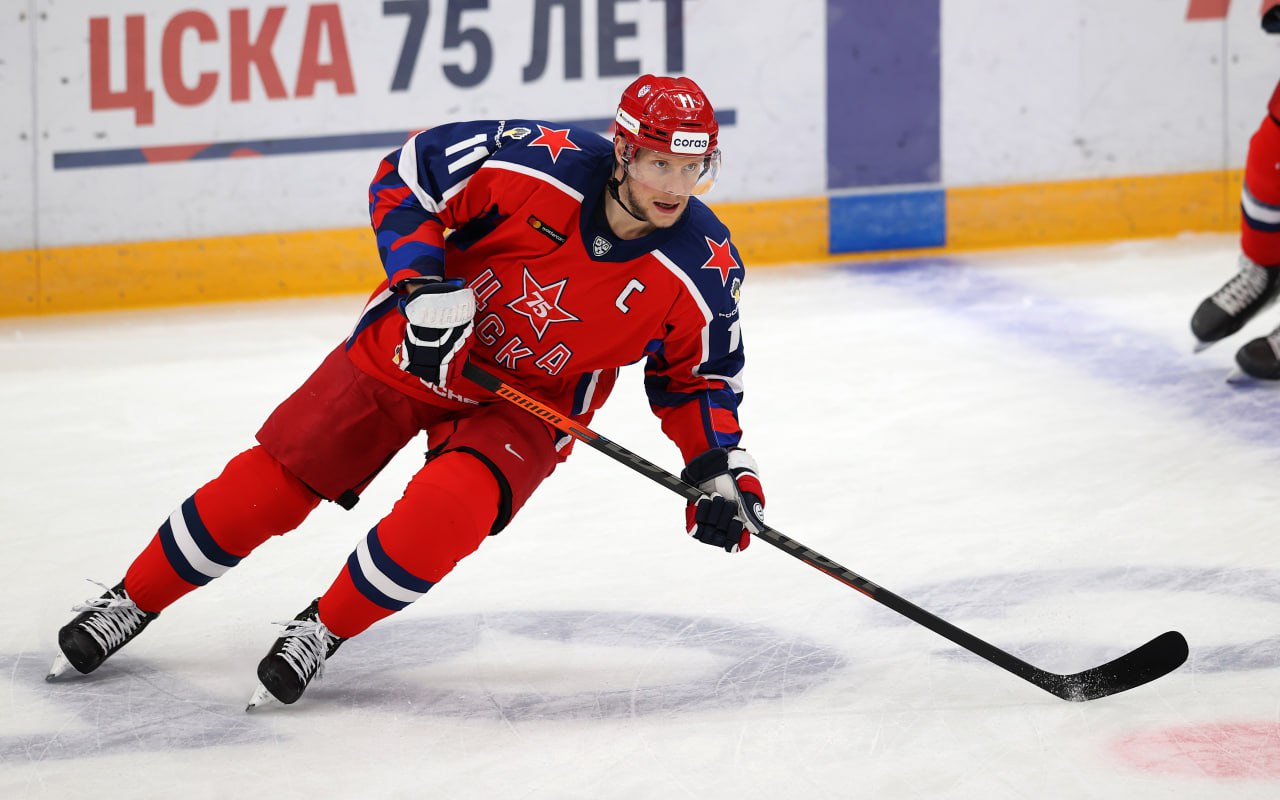 Сергей Андронов объявил о завершении карьеры В составе сборной России он завоевал золото ОИ 2018 серебро ОИ 2022 и две бронзы ЧМ Вместе с ЦСКА стал двукратным обладателем Кубка Гагарина Я пытался оттягивать это решение но понимаю что если не сделаю шаг то не смогу идти дальше Я горд что у нас получилось построить в ЦСКА тот коллектив ту семью ту команду которую потом называли династией И наверное это правильно сказал он в обращении в телеграм канале В КХЛ Андронов также выступал за Ладу Локомотив СКА последним клубом стал СЮ В лиге форвард провёл 850 матчей и набрал 195 106 89 очков news matchtv КХЛ Беззубов Владимир