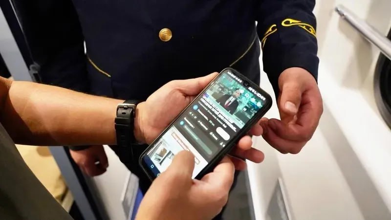 В казахстанских поездах запустили спутниковый интернет Интернет от Eutelsat OneWeb в пилотном режиме появился на поездах Тальго на направлениях Астана Усть Каменогорск и Астана Алматы В электропоезде Burabay Express по маршруту Астана курорт Боровое впервые внедрен доступ к подключению интернета по технологии Starlink До конца года планируется запуск интернета от Starlink еще на двух составах поездов Актобе Алматы и Кызылорда Семей Всего с момента запуска спутниковым интернетом в поездах воспользовались свыше 100 тысяч пассажиров сообщает Казахстан Темир Жолы