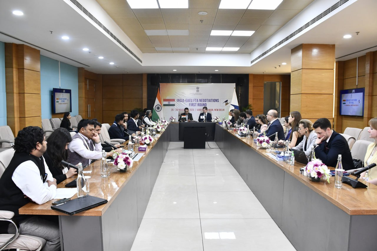 ЕАЭС и Индия начали переговоры по соглашению о зоне свободной торговли С 26 по 28 ноября в Нью Дели состоялся первый раунд переговоров по заключению соглашения о зоне свободной торговли между Евразийским экономическим союзом его государствами членами и Республикой Индией Стороны значительно продвинулись в обсуждении регуляторной части соглашения и наметили параметры будущей тарифной сделки а также согласовали дальнейшие шаги В ходе раунда переговорные команды ЕАЭС и Индии продемонстрировали конструктивный подход и нацеленность на достижение практического результата Со своей стороны подтверждаем готовность работать в режиме fast track Рассчитываем на субстантивный разговор по перечням ключевых товаров на которые будут отменены или снижены импортные тарифы уже в следующем раунде переговоров запланированном на февраль 2026 года отметил министр по торговле Евразийской экономической комиссии Андрей Слепнев ЕЭК ЕАЭС