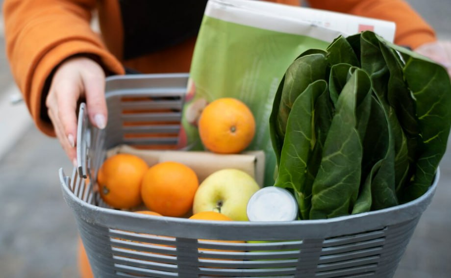 Минимальная продуктовая корзина для россиян с начала года подорожала на 1 3 Стоимость продуктовой корзины на одного человека в России с начала года выросла до 7 3 тысяч рублей В расчеты вошли 33 наименования продуктов в том числе мясо рыба молочные продукты яйца мука хлеб крупы сахар овощи и фрукты