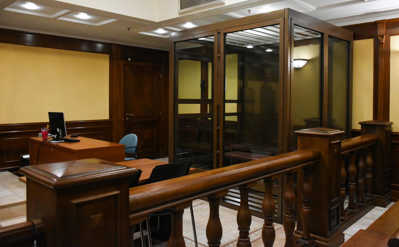 В Подмосковье передали в суд дело о хищении 15 млн рублей на ремонте кладбищ В Подмосковье утверждено обвинительное заключение в отношении шести человек по делу об организации преступного сообщества и мошенничестве в особо крупном размере. По данным пресс-службы региональной прокуратуры, речь идет о сфере содержания кладбищ. По информации следствия, в 2016 году гендиректор похоронного бюро организовал преступное сообщество из двух групп. В период до 2020 года участники сообщества похитили более 15 млн рублей за счет завышения стоимости и объема работ по 33 контрактам. Эти контракты подразумевали содержание и ремонт кладбищ в Балашихе и Люберцах. Теперь уголовное дело направлено в Зеленоградский суд Москвы для рассмотрения по существу. Там же ранее был осужден один из участников сообщества, остальные объявлены в розыск.