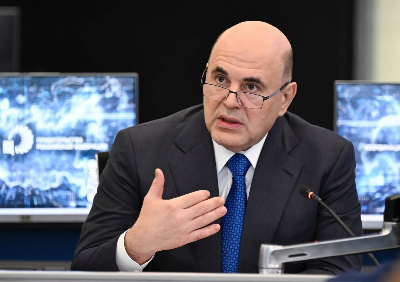 Мишустин потребовал максимально эффективно оказать помощь пострадавшим от паводков в Дагестане и других регионах СКФО Премьер министр РФ Михаил Мишустин заявил что помощь людям пострадавшим от паводков в Дагестане и других регионах Северо Кавказского федерального округа должна быть оказана максимально эффективно и в строго установленном порядке По его словам по поручению президента создана правительственная комиссия для ликвидации последствий паводков Помощь должна быть оказана максимально эффективно и строго в установленном порядке Чтобы люди как можно скорее вернулись к привычной жизни к делам работе Это необходимо для пострадавших республик и в целом для макрорегиона сказал Мишустин на совещании с членами правительственной комиссии по вопросам социально экономического развития СКФО Премьер отметил что ситуация с паводками и сильными ливнями затронула половину субъектов округа и показала как важно следить за состоянием дорог промышленной инфраструктуры инженерных и коммунальных сетей жилых домов школ и других объектов РИА Дагестан в МАХ