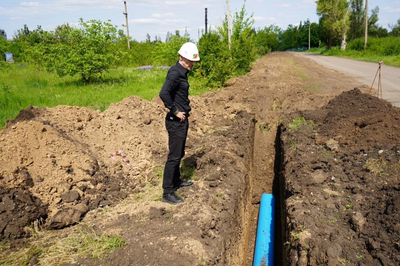 Под детский сад здесь отведено два этажа правой стороны здания. Здесь запланировано замена электропроводки, монтаж внутренних перегородок и устройство дополнительных четырех санузлов, замена внутренних и наружных инженерных коммуникаций, усиление фундамента по периметру здания. «Уже выполнены все необходимые демонтажные работы. Укрепили фундамент и сделали его обратную засыпку. Ведется заливка плит под емкости для воды. Параллельно внешним работам специалисты выполняют и внутренние: армирование пола для дальнейшей заливки его бетоном, на первом этаже монтируется электропроводка под светильники. Также на первом этаже в санузлах приступили к чистовой отделке», - прокомментировал Василий Волков.