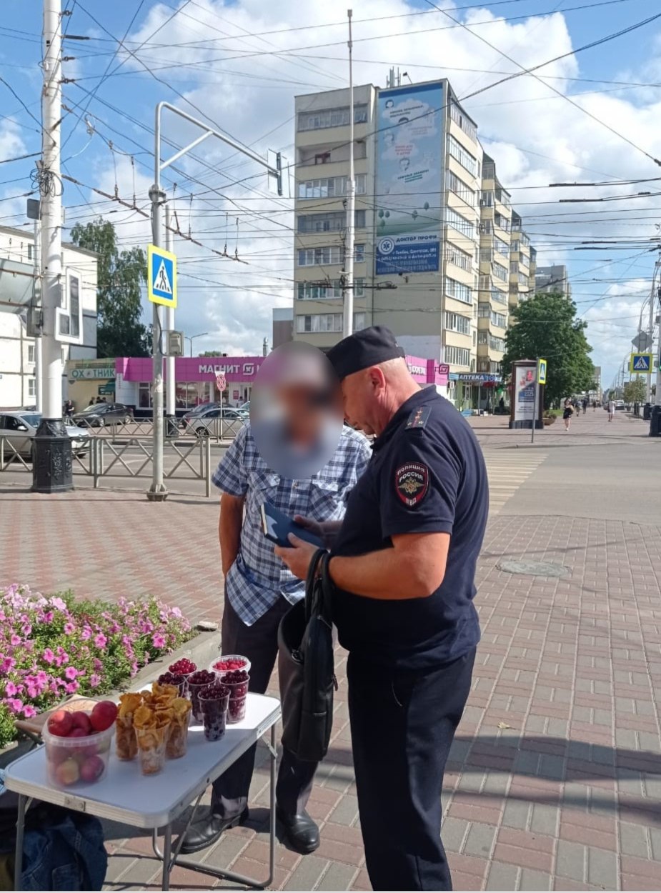 В летний период активизируется уличная торговля, в том числе в неустановленных местах. Сотрудники Центрального территориального управления совместно с полицейскими провели рейд на улицах Советская, Чичканова и Пятницкая, направленный на пресечение незаконного предпринимательства. По результатам двухдневной проверки составлено 14 административных протоколов. «Несанкционированная торговля может нести негативные последствия для потребителей. Продукция часто не соответствует санитарным нормам, отсутствуют условия для ее хранения, что увеличивает риск пищевых отравлений и распространения инфекционных заболеваний. Кроме того, такие торговые точки портят внешний облик города, приводят к образованию мусорных навалов»,- отмечают в Центральном теруправлении. Напоминаем, законом Тамбовской области «Об административных правонарушениях» за несанкционированную торговлю предусмотрен штраф. Для граждан он составляет от 2 до 3 тысяч рублей, для должностных лиц - от 10 до 15 тысяч рублей, для юридических лиц - от 20 до 50 тысяч рублей.
