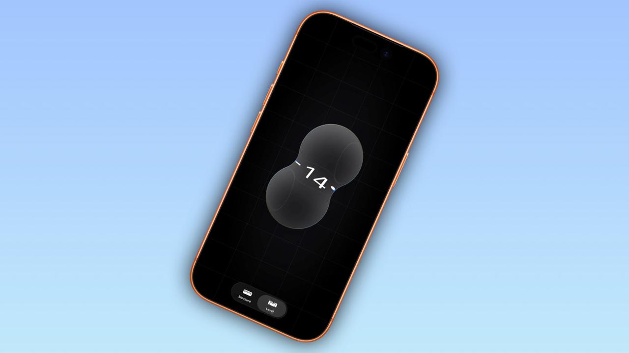 Уровень на iPhone стал жидким в iOS 26 2 Во второй бета версии iOS 26 2 Apple продолжила допиливать переход на Жидкое стекло добавив приятное обновление интерфейса для инструмента Уровень в приложении Рулетка Вот как это выглядит Теперь приложение демонстрирует некоторые хроматические аберрации когда индикатор уровня пересекает горизонт Кроме того оно применяет эффект искажения к фоновой сетке При проверке уровня объекта находящегося на полу или потолке инструмент Уровень теперь отображает два круга из жидкости вместо прежних плоских кругов Эффект Жидкого стекла применённый к кругам также деформирует фоновую сетку и номер уровня на экране органично сливаясь при приближении индикатора уровня к 0º Ждём официальный релиз iOS 26 2 к середине декабря iguides