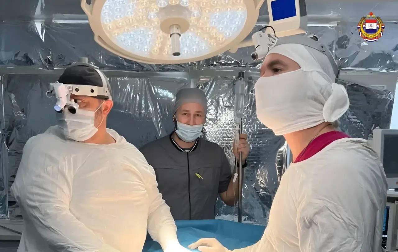 Герои среди СВОих проекты которые меняют жизнь В Мордовии продолжается реализация региональной программы Герои среди СВОих Обучение не останавливается дистанционные занятия практика и работа над собственными проектами идут полным ходом  Один из таких проектов подготовил ветеран СВО врач анестезиолог реаниматолог республиканской больницы имени С В Каткова Кирилл Лёвкин Его идея наставничество для молодых врачей чтобы опытные специалисты помогали начинающим быстрее освоиться в профессии и передавали практические знания За плечами Кирилла Лёвкина 10 командировок в зону СВО где помогал раненым военным и мирным жителям Сегодня он продолжает спасать жизни в родной больнице Программа Герои среди СВОих даёт ветеранам возможность получить новую специальность проявить свои организаторские качества и направить их в новое русло говорит Кирилл Лёвкин Верим что многие инициативы станут реальными проектами для развития республики Фото Известия Мордовии ГероиСредиСВОих