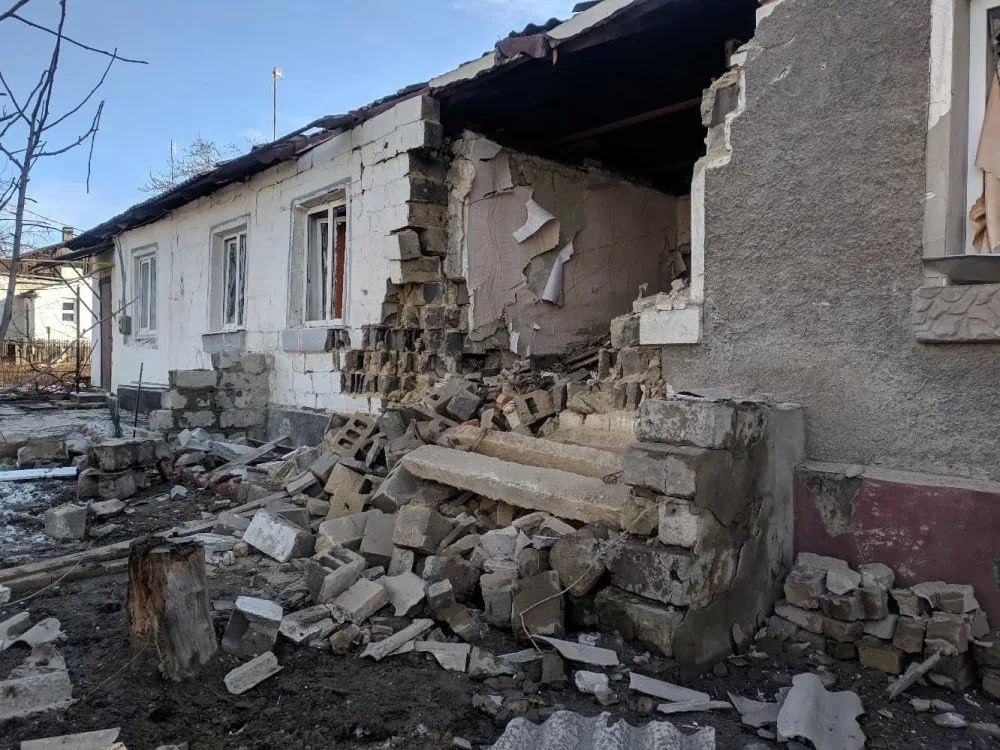 ВАЖНО В ЛНР увеличен размер компенсации за утраченное в результате боевых действий жилье Соответствующие изменения решением Правительства внесены в Порядок предоставления мер социальной поддержки гражданам, жилые помещения которых утрачены или повреждены в результате боевых действий на территории Луганской Народной Республики ⏺Так, если ранее размер компенсации за утраченное в результате боевых действий жилье составлял 45 тыс. рублей за 1 м2, то теперь жителям, потерявшим жилье, будут возмещать 51,5 тыс. рублей за 1 м2. ⏺Кроме того, установлен размер компенсационной выплаты исходя из стоимости ремонта 1 м2, поврежденного в результате боевых действий жилого помещения. Эта сумма составляет 9 тыс. рублей и будет выплачиваться за общую площадь такого жилого помещения. Ранее собственники поврежденных домов могли рассчитывать только на выплату, исходя из степени повреждений жилого помещения, определенной по результатам обследования. Отметим, что согласно внесенным изменениям, перерасчету подлежат выплаты, решения по которым приняты с 1 января 2025 года. Таким образом, граждане смогут получить доплату к ранее выплаченной компенсации в беззаявительном порядке.