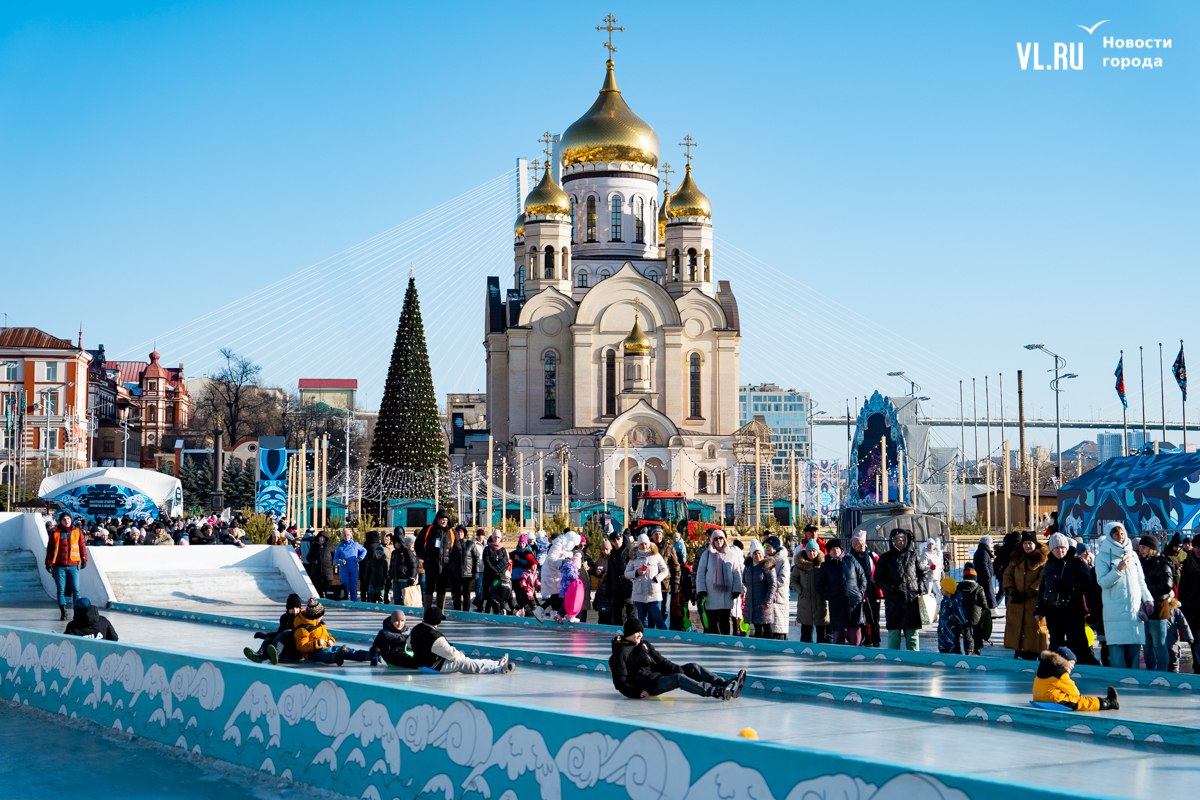 Рождественские песни будут исполнять хоры в соборе на центральной площади Владивостока и в торговых центрах  Послушать колядки, святочные песни и духовную музыку можно будет 7 января в Спасо-Преображенском кафедральном соборе, «Седанке Сити» и «Калине Мол». Их будут исполнять ученики воскресной школы и православной гимназии, а также хоры Покровского храма и храма Кирилла и Мефодия.