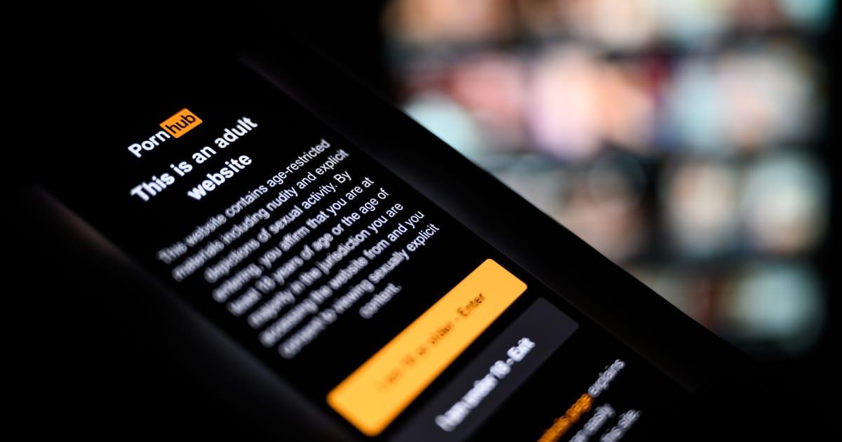 Никакой больше клубнички: Pornhub приостанавливает доступ к контенту во Франции С 4 июня Pornhub, Redtube и YouPorn перекроют доступ пользователям из Франции. Это решение принято в ответ на требование французского законодательства о внедрении систем проверки возраста для защиты несовершеннолетних от доступа к порнографическим материалам. Компания Aylo Freesites, владеющая этими платформами, заявила, что такие меры угрожают конфиденциальности пользователей и являются неэффективными. Французская аудитория является второй по величине для Pornhub после США.