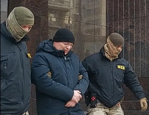 Суд оставил в СИЗО бывшего вице губернатора Челябинской области Челябинский областной суд оставил в силе решение о заключении под стражу бывшего вице губернатора Андрея Фалейчика которого в феврале отправили в СИЗО по обвинению во взяточничестве Об этом Вечерке сообщил собственный источник в силовых структурах Фалейчику вменяют получение от коммерческой фирмы взятки в 1 88 миллиона рублей в 2021 2023 годах когда он был главой Копейска За вознаграждение мэр якобы передал компании в долгосрочную аренду имущество детского лагеря Юность принадлежащее городу По версии силовиков откат был от руководителя ООО Юность Михаила Блейзера а посредниками выступили бывший вице мэр по ЖКХ Игорь Фролов и экс замглавы по общим вопросам Андрей Шадрин Их задержали и привлекли к ответственности ранее Читайте Вечерку там где удобно Дзен ВКонтакте Одноклассники Max Telegram Написать нам сообщение