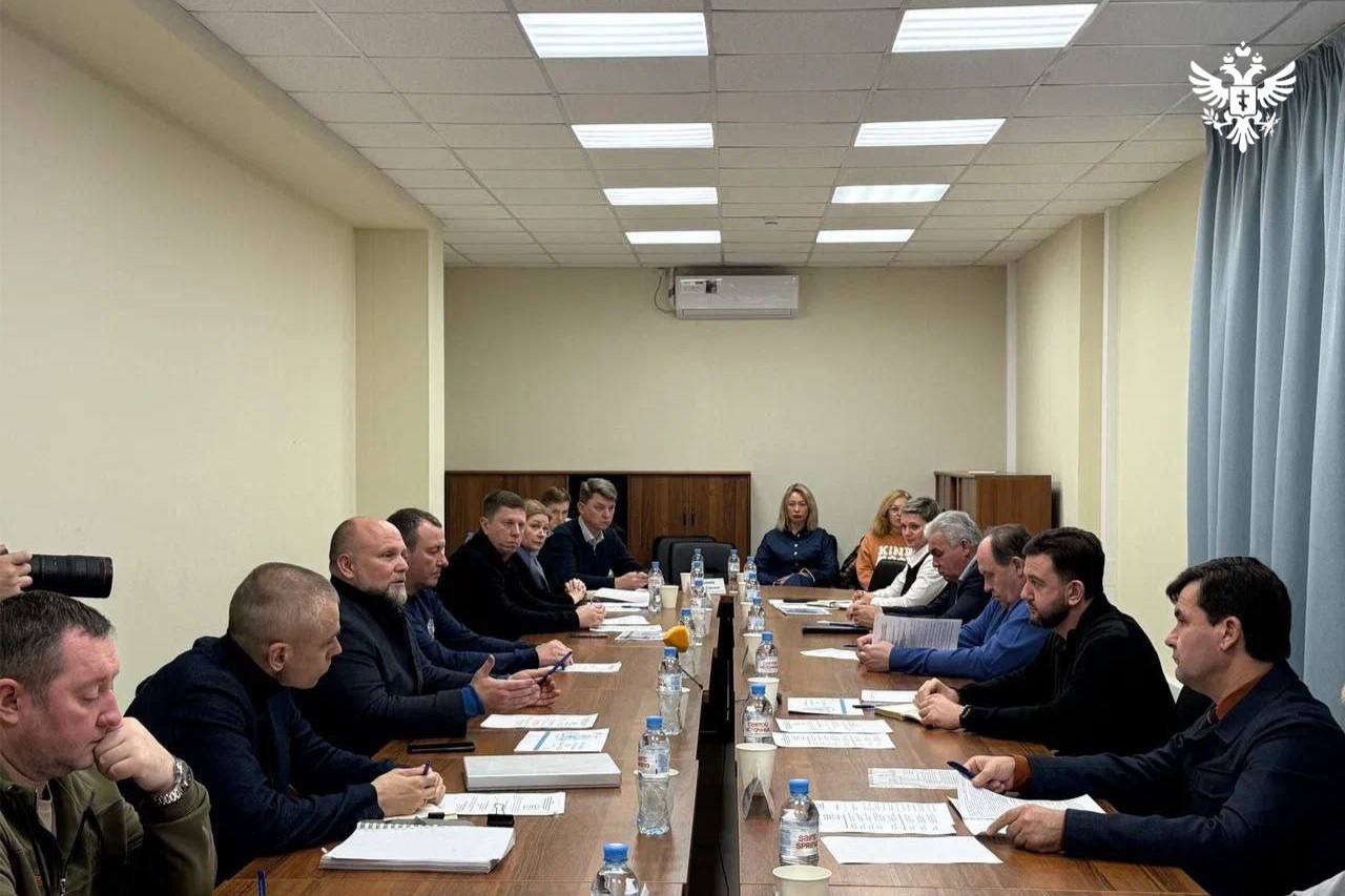 Региональное правительство определило главные задачи для здравоохранения Херсонской области В Херсонской области прошло совещание с участием федеральных и региональных чиновников где подвели итоги работы системы здравоохранения за 2025 год и наметили планы на следующий год Ключевыми вопросами стали острый дефицит медицинских кадров защита прав пациентов и внедрение страховых механизмов Заместитель министра здравоохранения РФ Андрей Плутницкий особо отметил что кадровая проблема остаётся основным вызовом для региона Участники совещания обсудили конкретные шаги по решению этих задач для повышения доступности и качества медицинской помощи жителям области