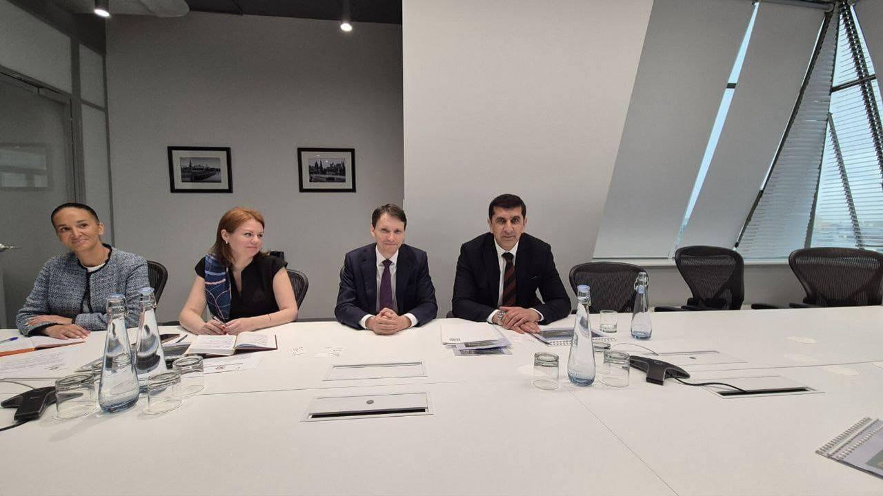 Председатель Нацбанка РЮО Сослан Бекоев провел встречу с заместителем председателя госкорпорации развития "ВЭБ.РФ" Даниилом Алгульяном Стороны обсудили вопросы организации Первого Международного инвестиционного форума "Южная Осетия. Инвестиции в будущее", который пройдет в Цхинвале 18-20 сентября 2025 года. Достигнута договоренность о совместном проведении панельных дискуссий форума Нацбанком республики и ВЭБ.РФ. На встрече также были рассмотрены перспективы реализации ряда экономических проектов в Южной Осетии, в частности, строительство бальнеологического санатория и производство минеральной воды, говорится в сообщении Нацбанка. Sputnik-Ossetia