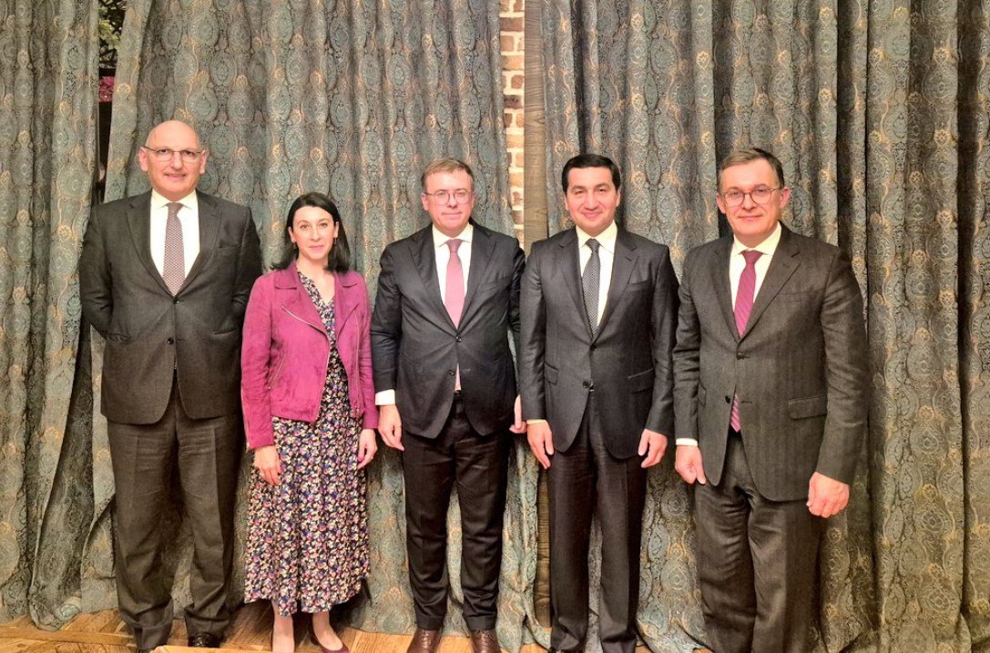 В Баку прибыл посланник Макрона Дипломатический советник президента Франции по континентальной Европе Бертран Бухвальтер и директор департамента МИД Франции по континентальной Европе Брис Рокфей прибыли в Азербайджан Они обсудили двусторонние отношения и региональные вопросы с заведующим отделом по вопросам внешней политики Администрации президента Азербайджана Хикметом Гаджиевым Как сообщила посол Франции в Азербайджане Софи Лагут дискуссии были всесторонними и продуктивными cbctvaz