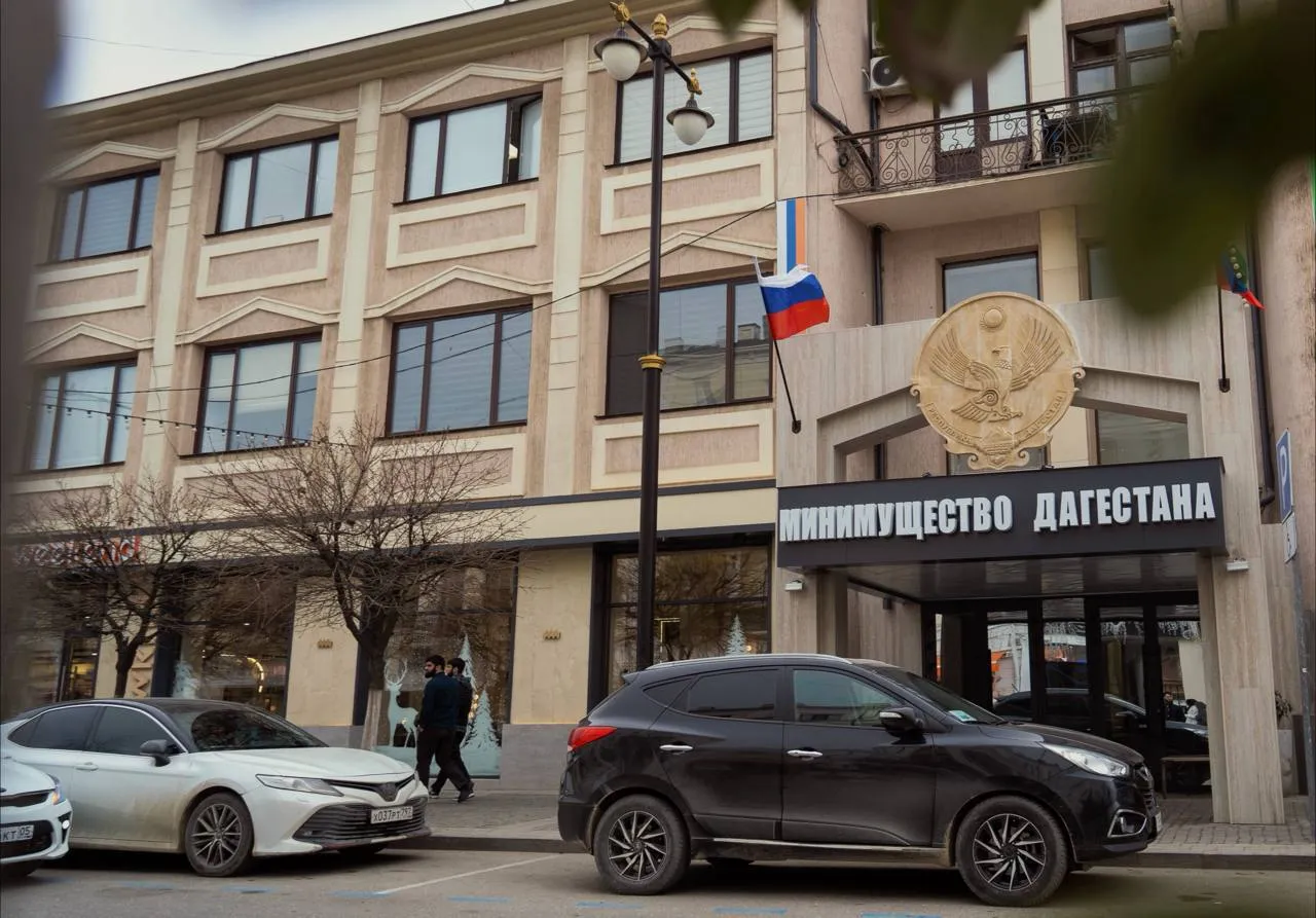 В связи с обращением жителей микрорайона ДОСААФ г Махачкалы размещённым в социальных сетях Минимущество Дагестана сообщает По поручению врио заместителя Председателя Правительства министра по земельным и имущественным отношениям Дагестана Заура Эминова в ближайшее время в ведомстве состоится встреча с инициативной группой жителей данного микрорайона В рамках встречи представители Минимущества выслушают позиции жителей обсудят поступившие обращения и дадут необходимые разъяснения по вопросам связанным с регулированием и дальнейшим рассмотрением обозначенной ситуации О результатах встречи и принятых решениях будет сообщено дополнительно на официальных ресурсах ведомства Читайте в MAX