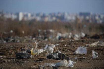В Донецке организуют контроль за несанкционированным выбросом мусора В Донецке организуют контроль за несанкционированным выбросом мусора и вывезут стихийные свалки до 16 июня. Такое поручение дал администрации города и профильным министерствам во время оперативного совещания Глава ДНР Денис Пушилин. Он отметил, что на прошлой неделе провел встречу с жителями поселка шахты №20 в Петровском районе Донецка. От людей поступило много жалоб на многолетнюю несанкционированную свалку. Коммунальщики несколько раз ее уже убирали, но мусор продолжают вывозить на это место.
