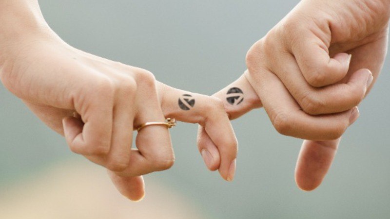 ВЦИОМ Большинство россиян хотя бы раз испытывали настоящую любовь По результатам опроса ВЦИОМ 87 россиян признаются что переживали настоящую любовь Число тех кто испытывал это чувство несколько раз почти удвоилось за последние два года Более половины опрошенных сейчас влюблены но только треть считает себя по настоящему влюбчивой натурой Целоваться любят шесть из десяти россиян особенно среди тех кто признаёт себя влюбчивым При этом индекс любвеобильности россиян составил 45 баллов из 100 большинство подходят к отношениям осознанно и не спешат заводить новые романы Самые высокие показатели любвеобильности у миллениалов и семейных Среди молодёжи и людей старшего возраста любовь встречается реже молодые ищут свою половинку а у старших чувства остались в прошлом Астрахань 24 в МАХ