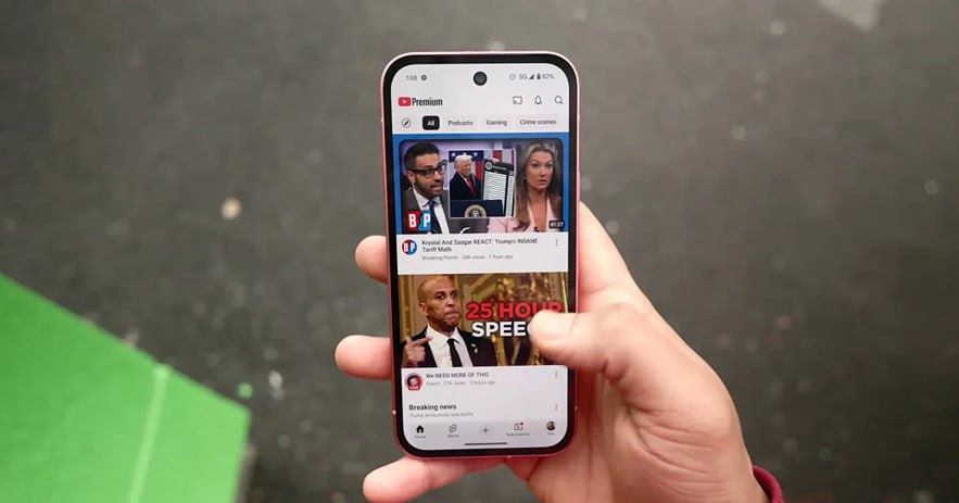 YouTube готовит подписку «на двоих» В отличие от семейной, к этой подписке смогут подключиться лишь два пользователя YouTube продолжает экспериментировать с уровнями подписки Premium. В России в силу понятных причин за этим приключением YouTube мало кто следит, но с 2022 года помимо традиционного YouTube Premium появилось несколько более адаптированных под предпочтения пользователей уровней подписки. Теперь к ним может присоединиться еще один вариант: подписка «на двоих», в рамках которой к подписке можно будет подключить две учетные записи. Стоить она будет дешевле «семейной», к которой можно подключать до пяти учеток. Традиционно для YouTube, новую подписку опробуют в нескольких странах. В MoneyControl пишут, что она будет доступна пользователям из Франции, Индии, Тайваня и Гонконга. Стоить она будет на 25% дешевле семейной подписки. Это далеко не самая дешевая подписка, есть еще YouTube Premium Lite, в которую не входит музыка, а реклама в видео выключается далеко не во всех видео. Параллельно YouTube подумывает о серьезном редизайне приложения для Smart TV. Основная идея – подмешивать больше платного VoD контента в общую выдачу, плюс подогреть интерес пользователей к оформлению платных подписок на любимых блогеров. Что-то аналогичное сейчас делает RuTube, добавивший новый раздел в навигацию, который ведет в каталог контента стримингового сервиса Premier. В общую выдачу платный контент Rutube не решился и, надеемся, не решится никогда .