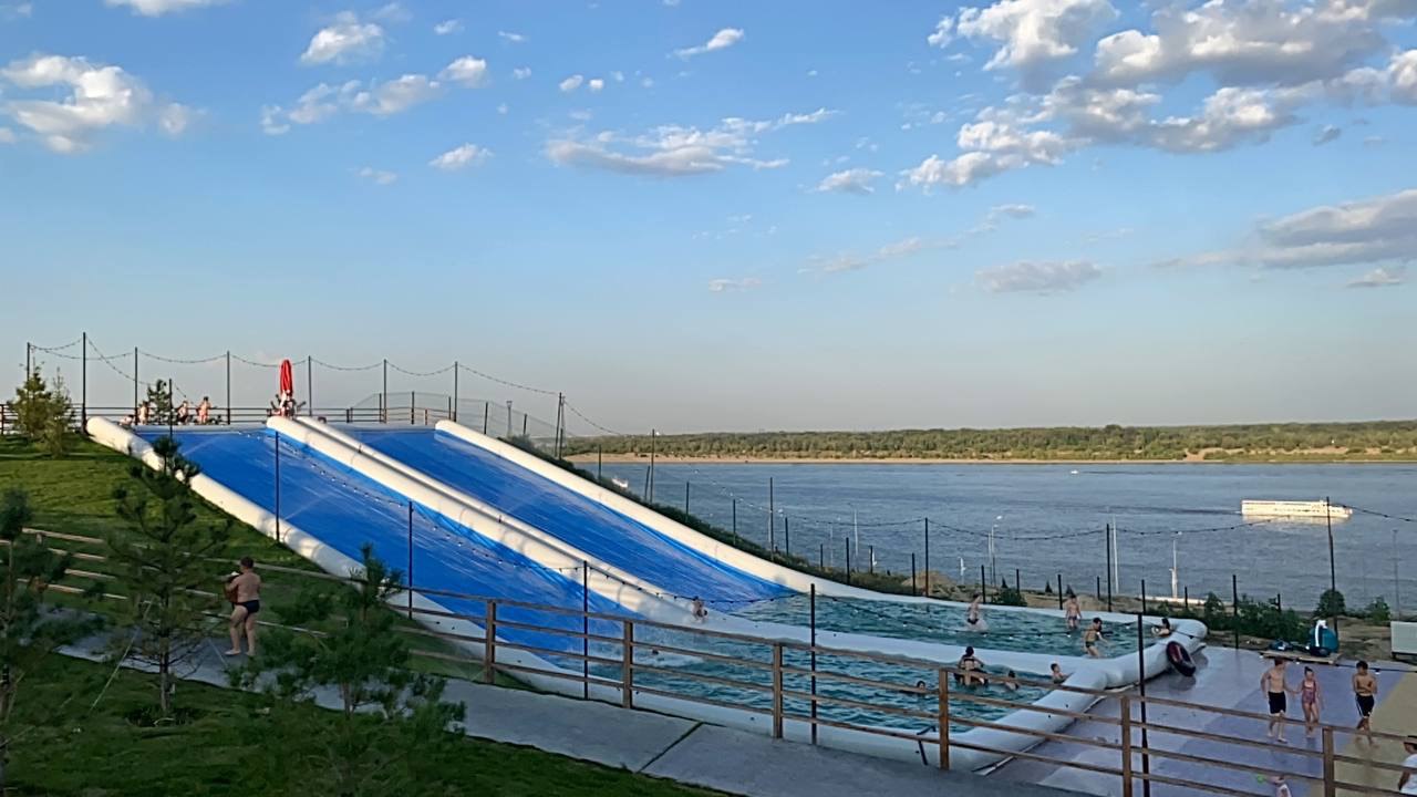 Водные горки открывают в Центральном парке уже завтра.  Они будут работать ежедневно с 10:00 до 21:00. Протяженность спуска — 40 метров. Сиденья для скатывания выдают бесплатно.  Цена:  за три часа: будни — 400 рублей, выходные — 600 рублей.  безлимит: будни — 500 рублей, выходные — 900 рублей.  #КорочеАфиша     Подписаться на «Короче, Волгоград»