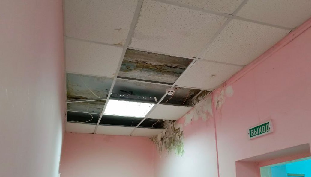 В Курске возбуждено уголовное дело из-за опасных условий проживания в доме на Степном переулке Следственный комитет Курской области возбудил дело по факту нарушения прав жильцов многоквартирного дома на 14-м Степном переулке. Как выяснили следователи, люди уже долгое время живут в аварийных и опасных условиях: отсутствует газоснабжение, протекает крыша, а фасад и подъезды находятся в неудовлетворительном состоянии. При этом меры по расселению граждан не принимаются. Возбуждено уголовное дело по статье 285 УК РФ о злоупотреблении полномочиями должностными лицами администрации города Курска. Расследование продолжается, проводятся необходимые следственные действия. фото из архива