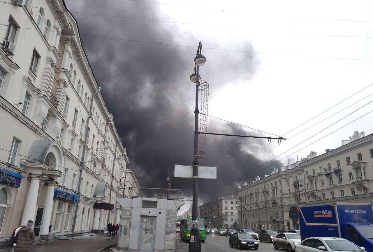 В Екатеринбурге полыхает крыша поликлиники  В Екатеринбурге на улице Братьев Быковых днем 18 ноября загорелась крыша поликлиники №2. По словам жителей соседнего дома, в последние дни на кровле велись ремонтные работы.  Сейчас Железнодорожный район окутал густой черный дым. Жильцам соседних многоэтажек пришлось плотно закрыть окна из-за едкого запаха.  Некоторое время назад работники на крыше пытались сами потушить возгорание, но не смогли. Затем на крыше начало что-то взрываться, и огонь перекинулся на верхний этаж. Из больницы эвакуировались десятки людей,  – рассказала «АиФ Урал» жительница дома, находящегося напротив поликлиники.  Фото, видео: «АиФ Урал»