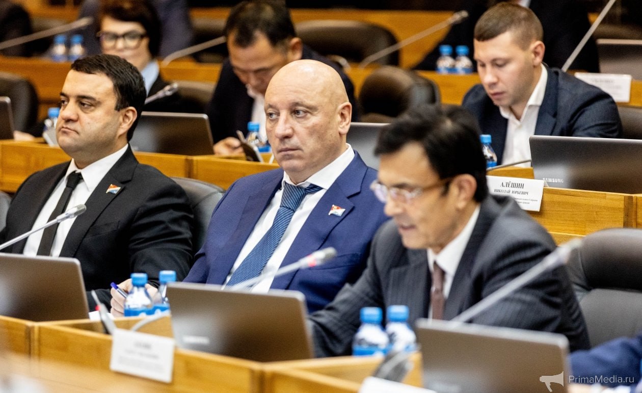 Игорь Чемерис передал коллеге руководство соцкомитетом Заксобрания Приморья из за отъезда В комитете Заксобрания Приморья ЗС ПК по социальной политике и защите прав граждан временно сменился руководитель На очередном заседании соцкомитета 20 января действующий председатель Игорь Чемерис объявил о своей длительной командировке и предложил кандидатуру врио председателя на ее период Им стал зампред комитета коллега Чемериса по фракции Единая Россия Николай Алешин Об этом ИА PrimaMedia cообщил представитель парламентария Кадровый вопрос рассматривался в самом конце заседания в закрытом режиме только в присутствии членов комитета   PrimaMedia в       подпишись 18