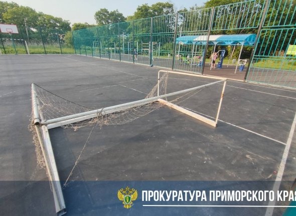 Футбольные ворота придавили ребенка в Уссурийске — возбуждено дело Прокуратура выясняет причины травмирования 8-летнего мальчика на спортплощадке Читать подробнее на сайте...