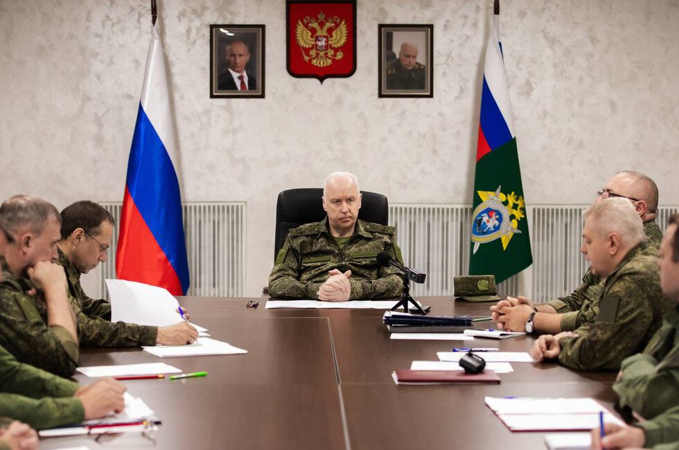 В Мариуполе раскрыли новые эпизоды преступлений боевиков «Азова»  О результатах расследований преступлений националистов следователи доложили главе СКР Александру Бастрыкину на оперативном совещании.  В частности, одно из дел касалось военнослужащего запрещенного в РФ «Азова» Валерия Еремеева.  В 2022 году он, находясь на территории школы № 1 Мариуполя, произвел не менее 10 прицельных выстрелов по гражданской машине с белыми лентами. Водитель авто скончался.  Мотивом преступления стала ненависть к пророссийски настроенному населению города, отметили в СК.  Фото: Официальный ТГ-канал Следственного комитета Российской Федерации  Читать полностью    Подписаться