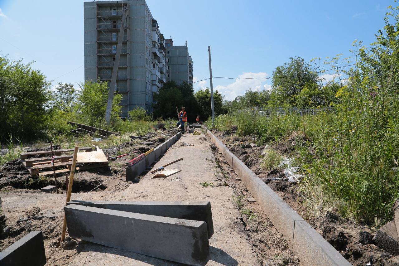В Омске по программе «Доступная среда» обновляют остановки общественного транспорта В городе ежегодно проводится комплексный ремонт остановок и прилегающей территории по госпрограмме «Доступная среда». В этом году более удобными и современными сделают 18 остановочных пунктов на 12 остановках общественного транспорта. Ремонт предусматривает замену остановочного павильона, обустройство тротуаров и подходов. Уже ведутся работы на остановках «Улица Перова» и «Школьная». До конца августа обновят остановки на улицах Дианова, Ватутина, Комарова, Космический, Красный Путь, Октябрьская, Лермонтова, 4-я Челюскинцев и XXII Партсъезда. После завершения ремонта качество проверит комиссия с участием администрации, министерства труда и общества слепых После завершения работ специальная комиссия проверит качество и соответствие требованиям.