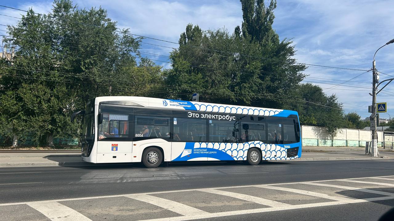Автобусы пустили в объезд пострадавшего после падения обломков БПЛА дома  Волгоградские власти организовали временное размещение для жителей дома на Ополченской, пострадавшего от падения обломков дрона. 14 человек размещены в школе №3, где созданы все условия: спальные места и горячее питание. Для подвоза людей задействованы муниципальные автобусы.  Изменены маршруты общественного транспорта. Автобусы №21, 25, 59 и маршрутки №3с, 46с, 57к следуют через проспект Ленина и улицу Тарифная, минуя закрытый участок Ополченской. Троллейбус №9 разворачивается на Ополченской, а для жителей нижней части поселка Тракторного организован подвоз автобусами №61, 61к и маршруткой 57к.    Все самые заметные новости. Подписывайтесь!