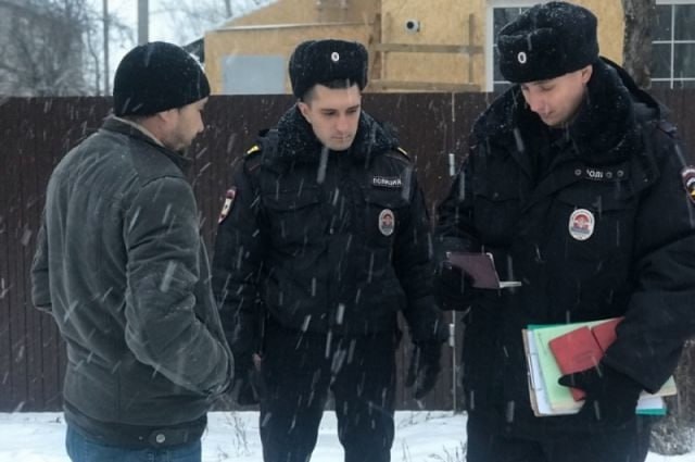 В Кинель-Черкасском районе полицейскими задержан подозреваемый в краже продуктов. Со слов 25-летнего задержанного, он набрал товар в корзину, и убедившись, что за ним никто не наблюдает, вынес его за пределы кассы, не расплатившись. В дежурную часть ОМВД России по Кинель-Черкасскому району за помощью обратился работник гипермаркета одного из сел Кинель-Черкасского района которые сообщили о том, что неизвестный, похитил несколько единиц товара. Прибывшие по указанному адресу полицейские опросили сотрудников торговой точки, осмотрели место происшествия, изъяли записи с камер видеонаблюдения, установленных внутри магазина, на которых запечатлен момент противоправного деяния, и документацию. Узнав в злоумышленнике ранее судимого за аналогичные преступления жителя Отрадного и, располагая информацией о местах его возможного нахождения, сотрудники полиции задержали мужчину и доставили в ближайший отдел внутренних дел для дальнейшего разбирательства. Со слов 25-летнего задержанного, он приехал на такси в гипермаркет села и, зайдя в магазин, взял корзину для покупок, набрал в нее различных продуктов питания и, убедившись, что за ним не наблюдают, вышел из магазина, переложив все в пакет. Затем вернулся домой и отдал украденное супруге для того, чтобы та накрыла на стол для всей семьи. Отделом дознания ОМВД России по Кинель-Черкасскому району в отношении подозреваемого возбуждено уголовное дело по признакам преступления, предусмотренного ч. 1 статьи 158 УК РФ «Кража». Санкция данной статьи предусматривает наказание в виде штрафа в размере до восьмидесяти тысяч рублей или в размере заработной платы или иного дохода осужденного за период до шести месяцев, либо обязательными работами на срок до трехсот шестидесяти часов, либо исправительными работами на срок до одного года, либо ограничением свободы на срок до двух лет, либо принудительными работами на срок до двух лет, либо арестом на срок до четырех месяцев, либо лишением свободы на срок до двух лет.