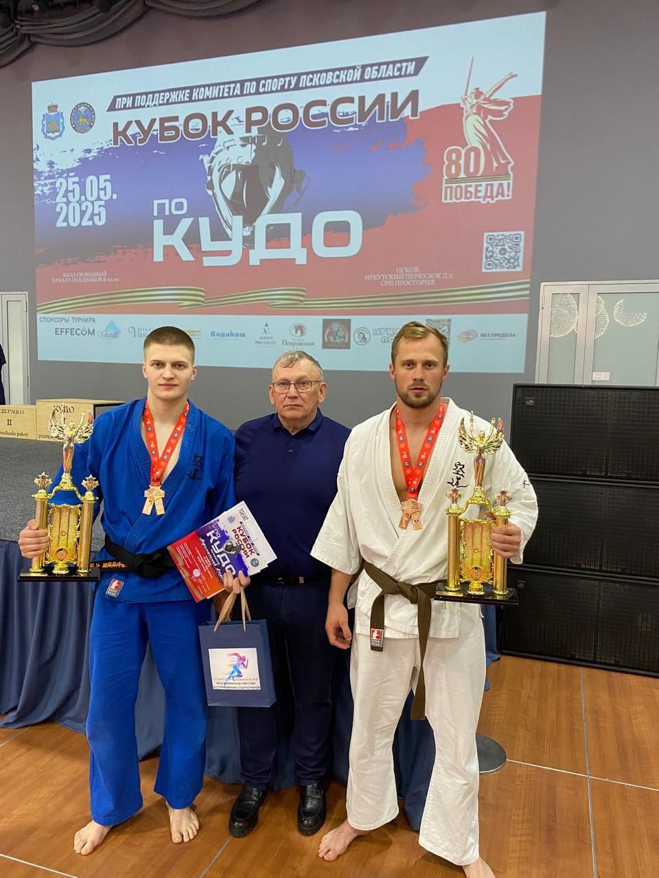 Великолукские спортсмены завоевали бронзовые награды на Кубке России по кудо В Пскове прошел Кубок России по кудо, сообщают в группе клуба единоборств «Отечество — Псковская область». Бронзовые награды состязаний завоевали великолукские спортсмены Федор Миронов и Кирилл Афиногенов. На торжественном открытии турнира великолукские спортсмены Артём Филиппов и Кирилл Афиногенов получили свои заслуженные черные пояса из рук Президента Федерации кудо России Романа Анашкина. Тренирует спортсменов Андрей Тимофеев.