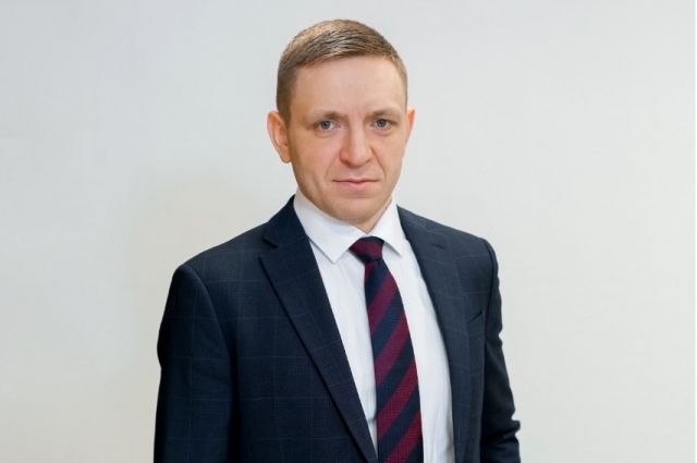 Экс-глава минтранса Бурятии пробудет в СИЗО до начала октября   Бывший министр транспорта Бурятии Александр Гоге останется в СИЗО до 3 октября. Такое решение принял Советский райсуд 30 июля по ходатайству следователя УФСБ. Экс-чиновника обвиняют в превышении полномочий.   По версии следствия, он препятствовал участию двух компаний в аукционе и содействовал победе «Доринвеста», с которым затем заключили контракт почти на 1,2 миллиарда рублей на ремонт трассы Улан-Удэ — Романовка — Чита.  Гоге уволили после задержания из-за утраты доверия. Ситуацию прокомментировал глава республики Алексей Цыденов. Он напомнил, что при министре отремонтировали 2000 километров дорог и построили более 100 мостов.   «Он попался на одном конкурсе с превышением полномочий. Но давайте всё-таки оценивать его по проделанной работе. К сожалению, люди ошибаются. Подождём, какое будет решение суда», — заявил Цыденов.  Глава Бурятии также отметил, что не владеет всеми деталями дела и подчеркнул важность судебных решений.  #Бурятия