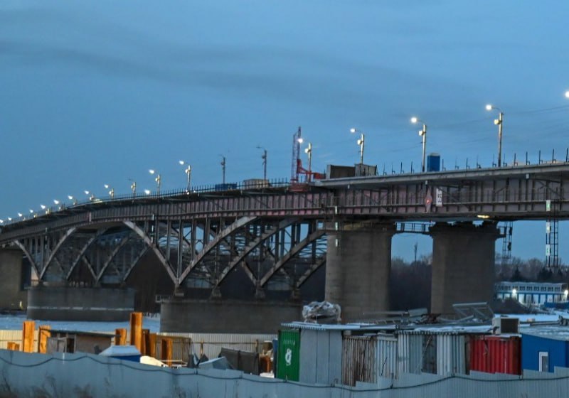 На мосту у телецентра полностью перекроют движение 7 января в 20 00 работа светофоров на мосту им 60 летия ВЛКСМ будет остановлена а для проезда останутся доступны по одной крайней полосе в каждом из направлений На объекте начнут перестановку технических средств организации дорожного движения для запуска транспорта по правой стороне объекта Со среды на четверг с 22 00 7 января мост будет полностью закрыт для транспорта В 7 00 8 января движение начнётся уже по новой схеме Важное изменение пешеходное движение на объекте закрывается На подходах в том числе у лестниц будут установлены специальные сетки ограждения и предупреждающие знаки